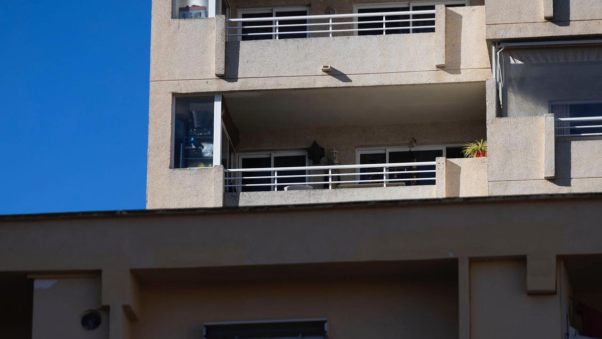 Balcón del apartamento que este matrimonio mallorquín deberá dejar el 31 de diciembre.