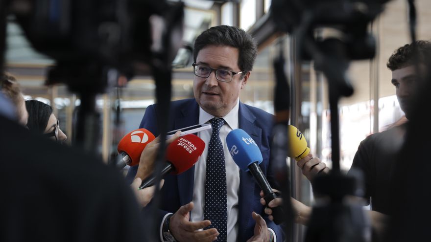 El ministro para la Transformación Digital y de la Función Pública, Óscar López, atiende a la prensa el pasado 27 de mayo. EFE/ Marcos Villaoslada