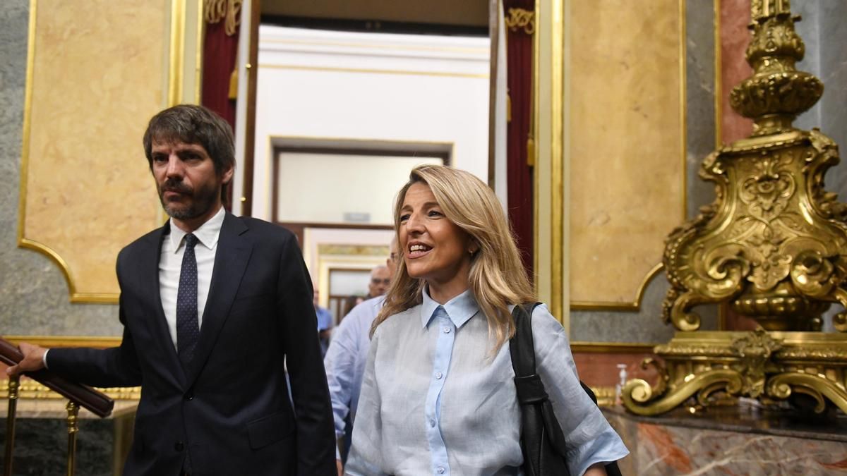 El ministro de Cultura, Ernest Urtasun, y la vicepresidenta segunda y ministra de Trabajo y Economía Social, Yolanda Díaz, durante una sesión de control al Gobierno, en el Congreso de los Diputados.