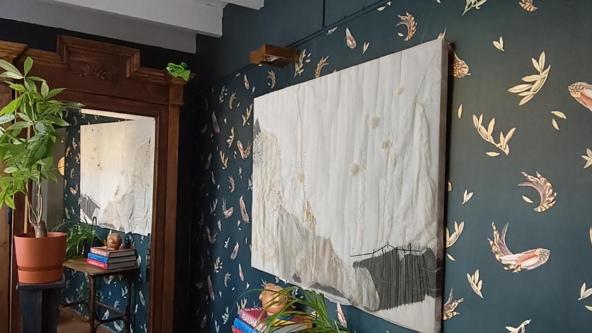 Silvia Gándara expone su colección 'Improntas' en 'elcajóndelarte' de León. 