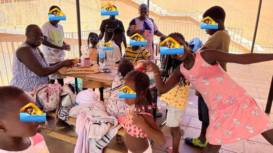 Todos estos vecinos de Lavapiés que ayer disfrutaron de la piscina municipal de Peñuelas no podrían haber accedido al recinto sin ayuda para comprar las entradas