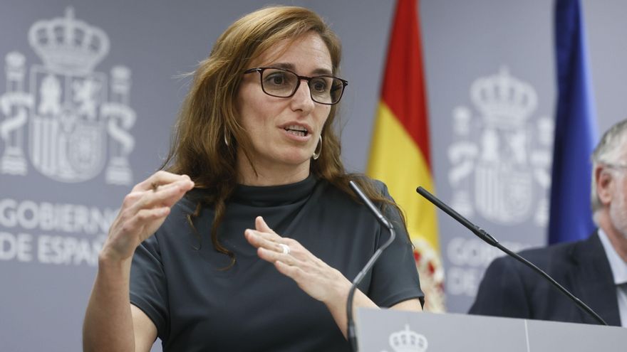 La ministra de Sanidad, Mónica García, ofrece una rueda de prensa después de reunirse con representantes de sociedades científicas y entidades de salud pública para evaluar y compartir la propuesta del nuevo Plan Integral de Prevención y Control del Tabaquismo 2024-2027, este viernes en Madrid. EFE/ Fernando Alvarado