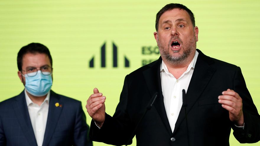El presidente de ERC, Oriol Junqueras (d) y el candidato a la presidencia de la Generalitat, Pere Aragonès, comparecen para valorar los resultados de las elecciones catalanas. EFE/Alberto Estévez