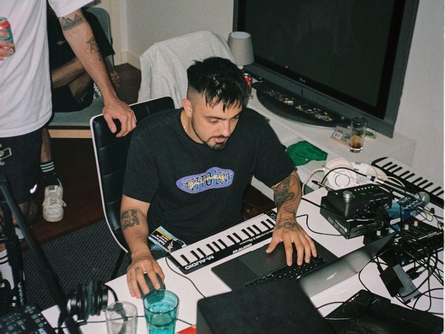 Gese Da O produciendo en su estudio