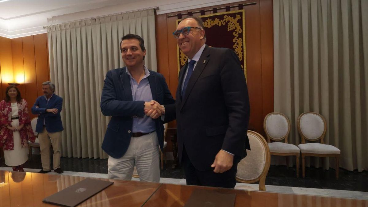 El alcalde de Córdoba, José María Bellido, junto al consejero de Turismo y Andalucía Exterior, Arturo Bernal.