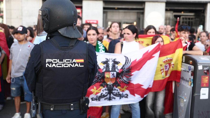 Varias personas con la bandera de España increpan a los acampados por la vivienda en la Puerta del Sol, a 12 de octubre de 2026, en Madrid (España).