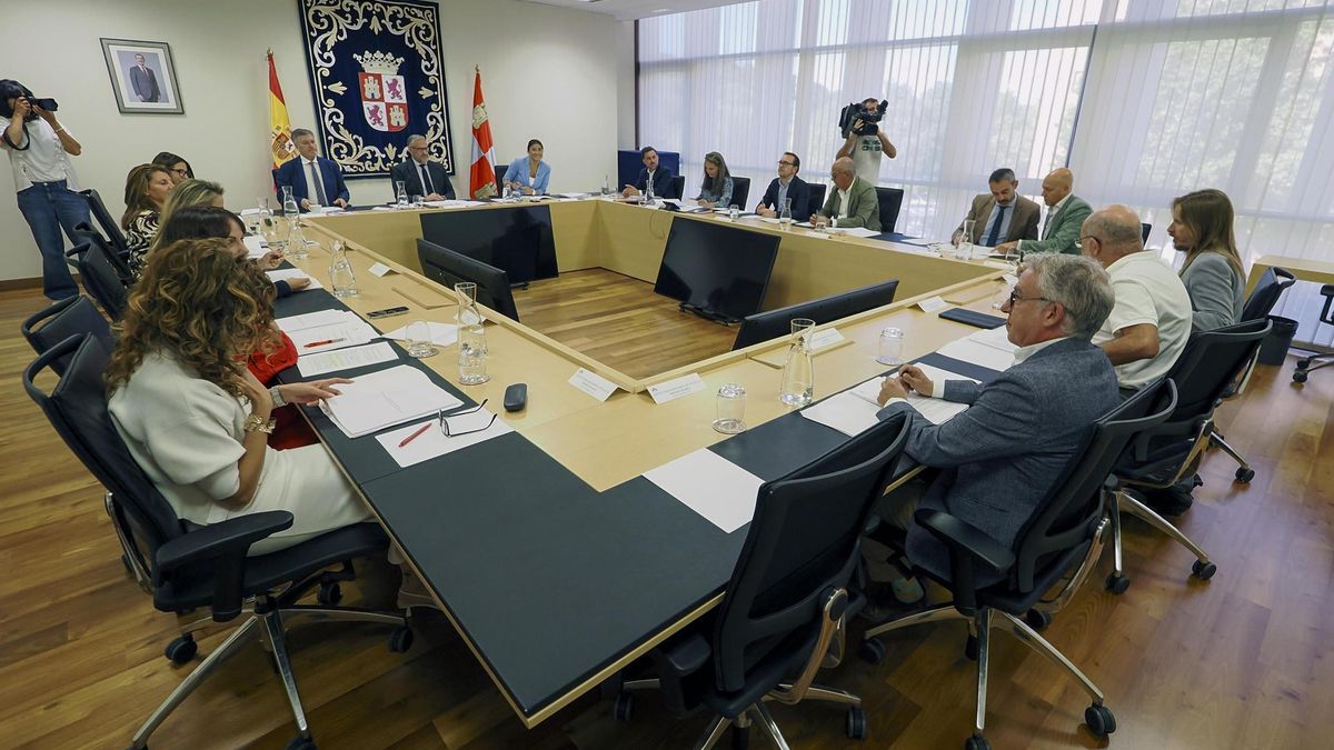 La oposición reclama transparencia a las Cortes de Castilla y León en el uso de coches oficiales