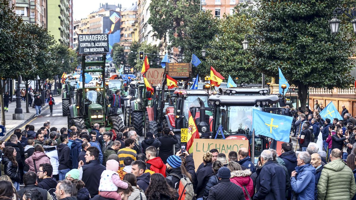 El campo asturiano toma Oviedo contra el acuerdo con Mercosur.