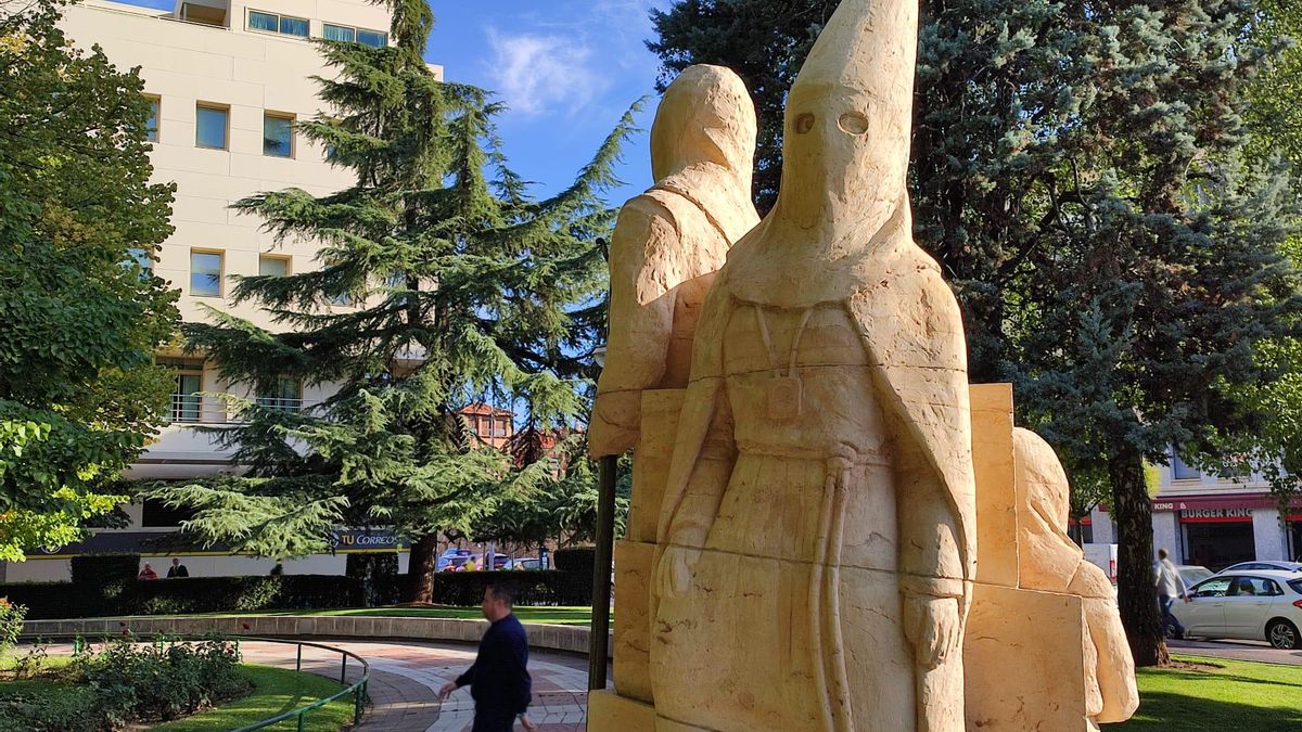 Detalle de la escultura de homenaje a la semana Santa y los papones de León.