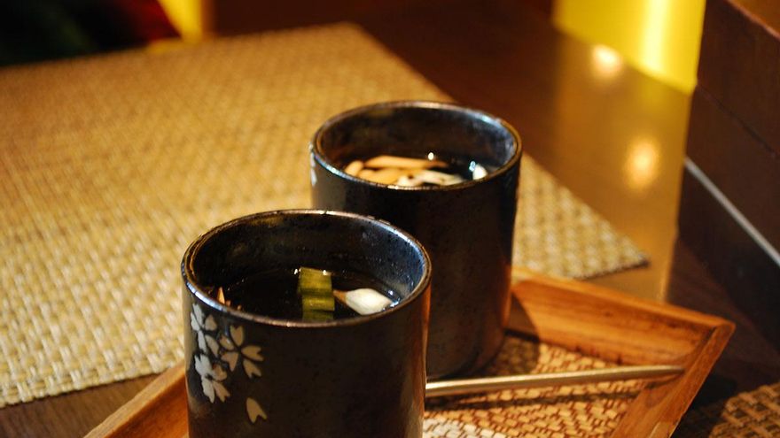 Infusión de hierba limón que sabe a agua caliente