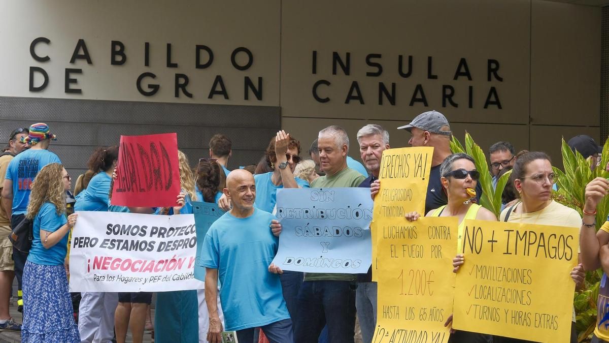 Trabajadores del Cabildo de Gran Canaria, entre ellos los bomberos forestales, piden su reconocimiento profesional y mejoras