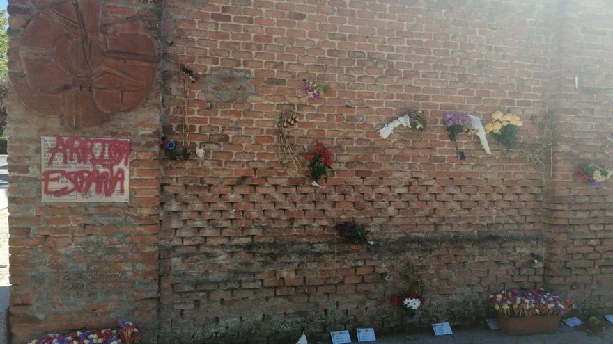 La placa que homenajea a las Trece Rosas en la tapia donde fueron ejecutadas.