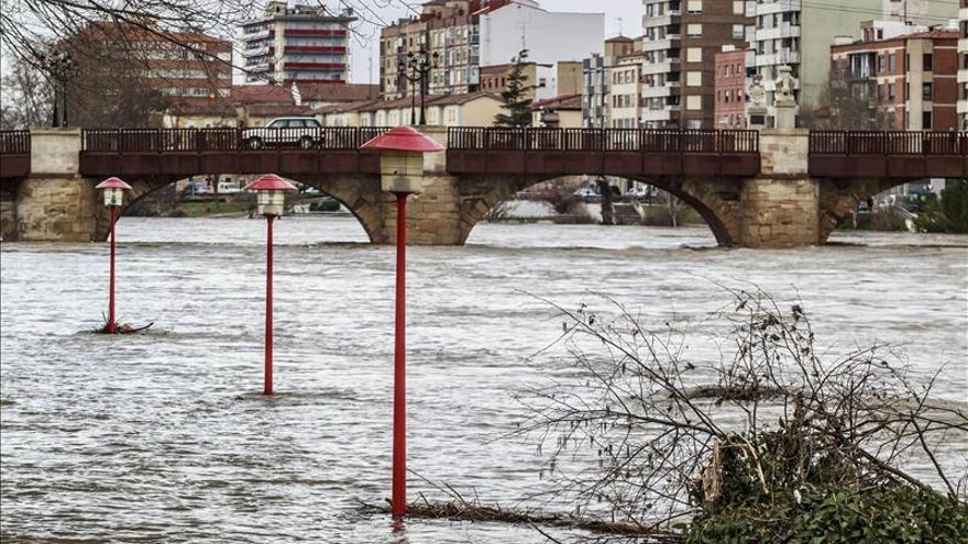 El río Ebro se mantiene normal en Zaragoza y en alerta en Mendavia (Navarra)