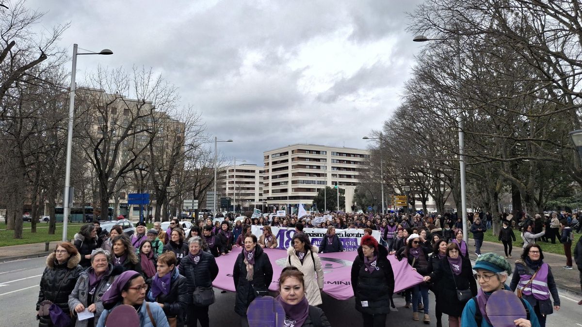 La manifestación convocada por el Movimiento Feminista en Pamplona con motivo del 8M.