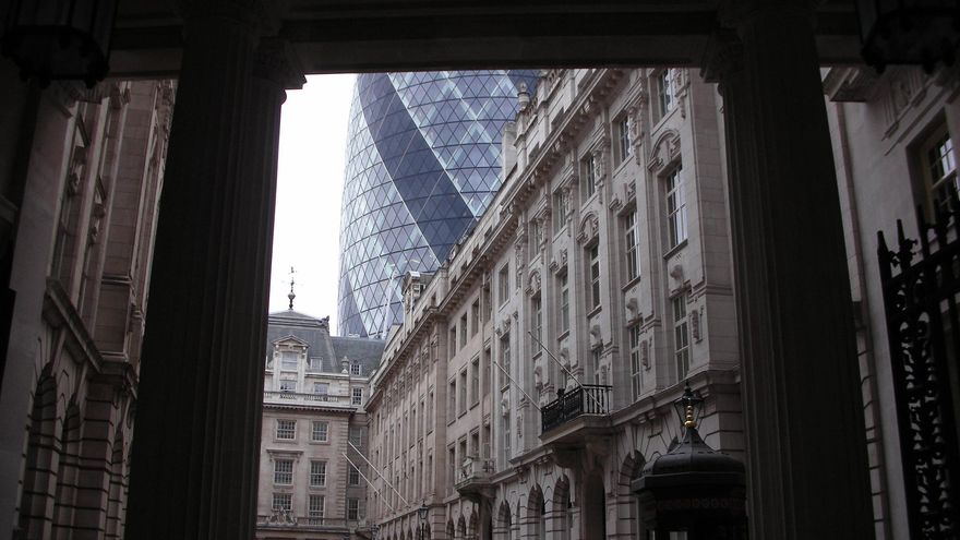 La mole de cristal de 'El Pepinillo' emerge tras los edificios clásicos de Londres.