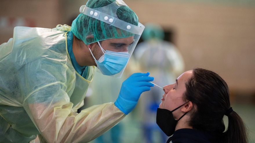 Un sanitario realiza una prueba PCR. EFE/Eliseo Trigo/Archivo