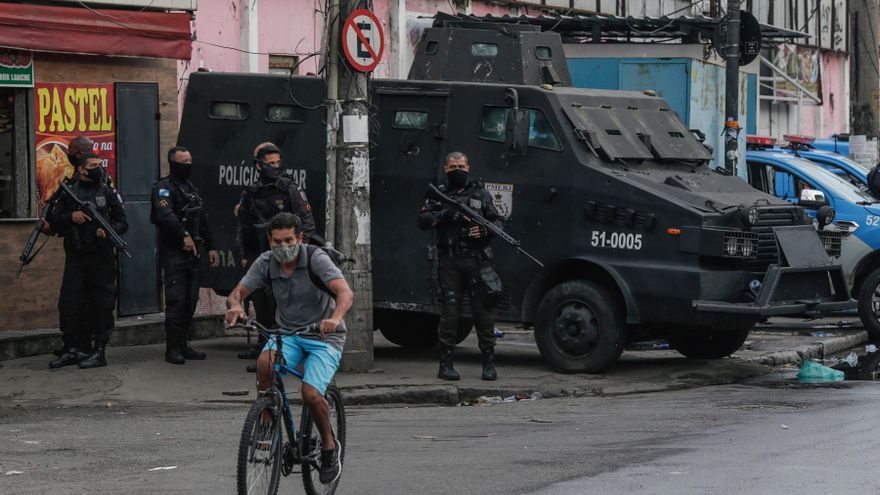 Fotografía de archivo tomada el pasado 7 de mayo en la que se registró a un escuadrón de la Policía militar en la favela de Jacarezinho, tras el operativo policial que el día anterior se había saldado con la muerte de 27 civiles y un uniformado, en Rio de Janeiro (Brasil). EFE/Andre Coelho