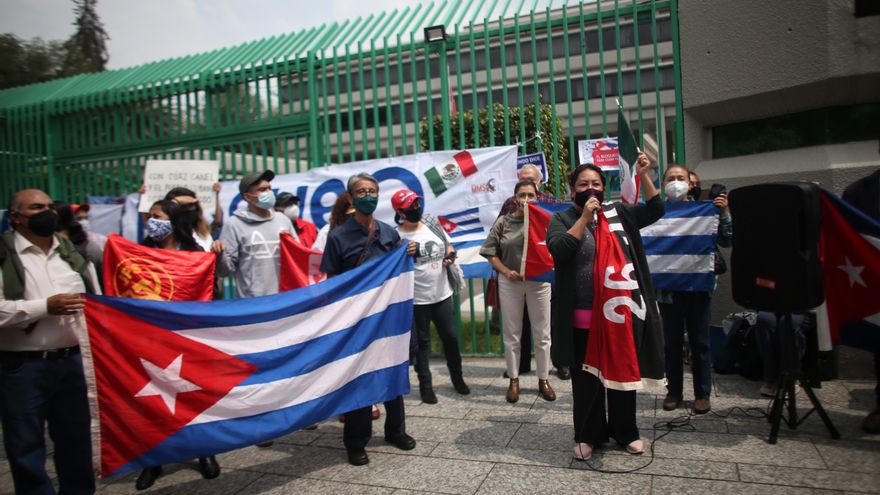 Cubanos radicados en México participan en una protesta hoy a las afuera del consulado de Cuba en la Ciudad de México. EFE/Sáshenka Gutiérrez