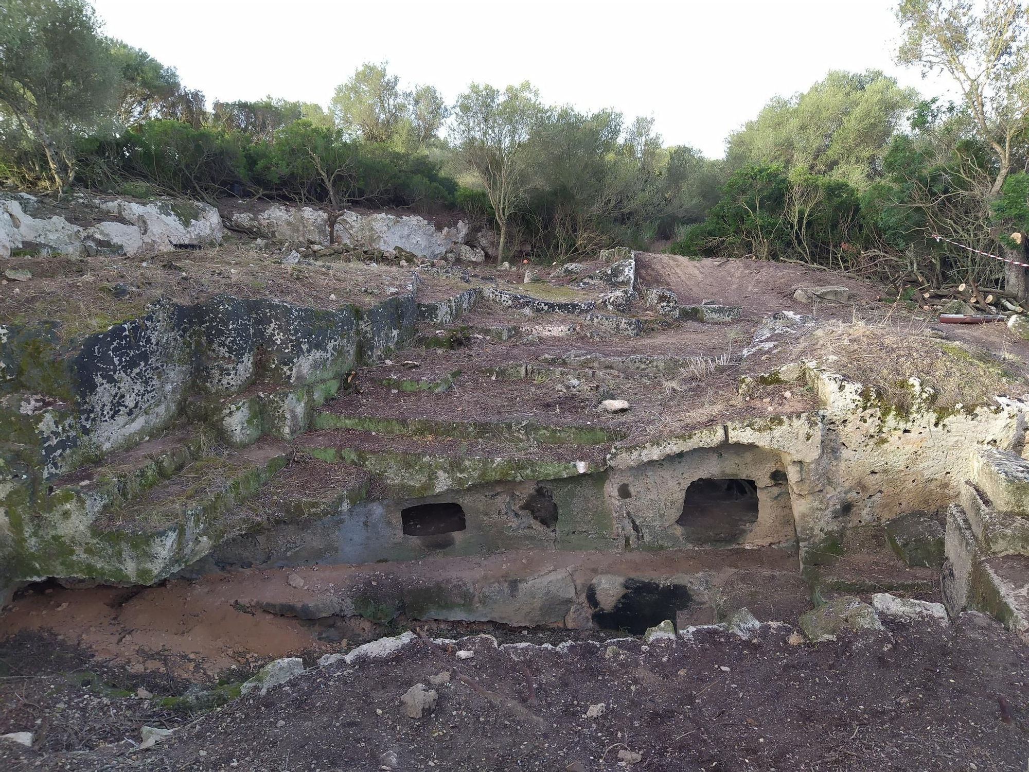 Algunas de las cavidades halladas en la necrópolis