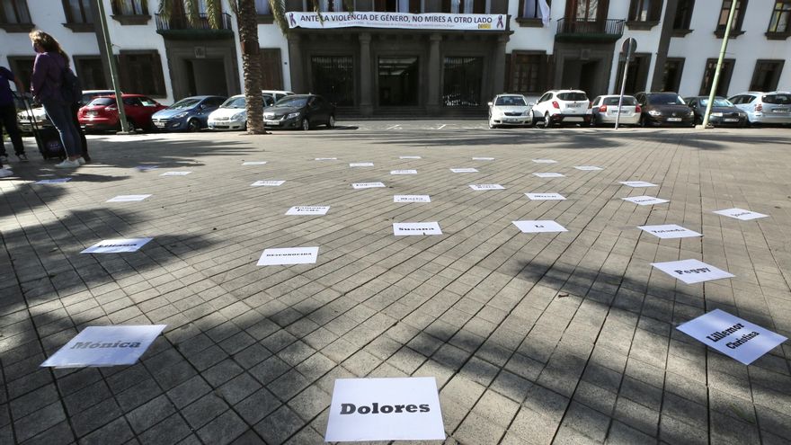 Nombres de las mujeres asesinadas este año por la violencia machista. ALEJANDRO RAMOS.