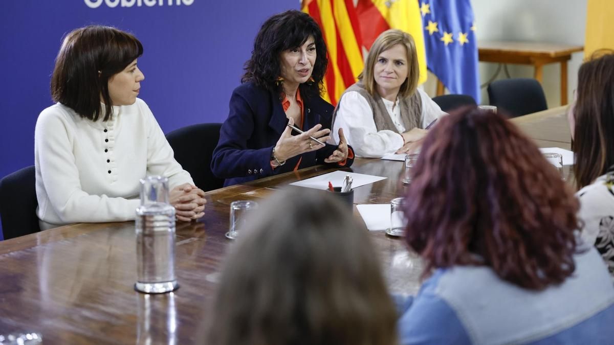 Las ministras de Igualdad, Ana Redondo (c), y de Ciencia, Diana Morant, junto a la delegada del Gobierno en Valencia, Pilar Bernabé (d) durante su reunión de este jueves con representantes de las mujeres que, dentro del colectivo Semana Santa Inclusiva, quieren formar parte de la Cofradía de la Purísima Sangre de Sagunt.