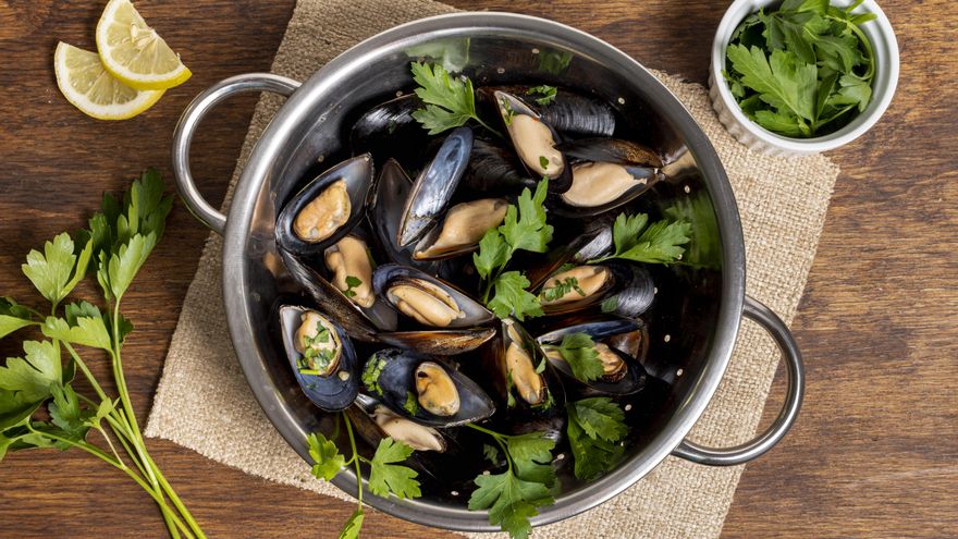 Cómo hacer mejillones en escabeche caseros y tres aperitivos de la cocina tradicional andaluza para degustarlos