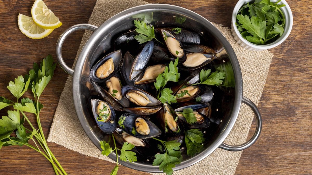 Cómo hacer mejillones en escabeche caseros y tres aperitivos de la cocina tradicional andaluza para degustarlos