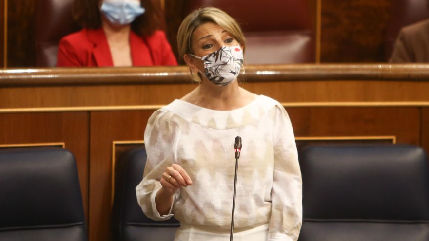 La vicepresidenta tercera y ministra de Trabajo y Economía, Yolanda Díaz, interviene en una sesión de control en el Congreso de los Diputados, a 12 de mayo de 2021, en Madrid, (España). Durante el pleno el Ejecutivo se enfrentará a las preguntas de la opo