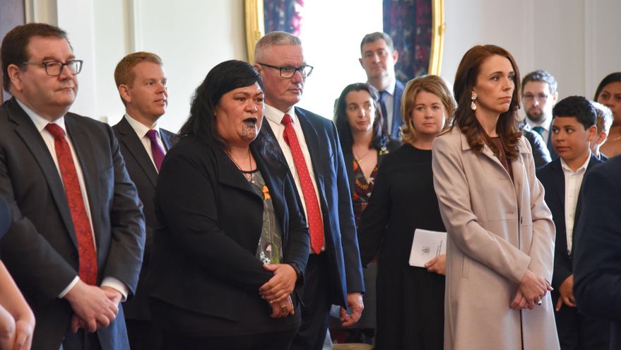 La Ministra de Relaciones Exteriores de Nueva Zelanda, Nanaia Mahuta (tercera izda) y la Primera Ministra de Nueva Zelanda, Jacinda Ardern (frente a la derecha) cantan en la ceremonia del jura del gobierno en Wellington, Nueva Zelanda. EFE/ EPA/BEN MCKAY