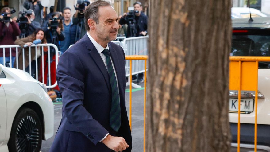 El Congreso no indemnizará a Ábalos por su cese al estar suspendido cuando lo pidió y ser incompatible con su jubilación