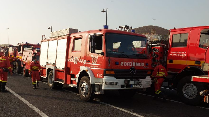 Bombero de Tenerife en el puerto de Los Cristianos para embarcar hacia La Palma a combatir el incendio.