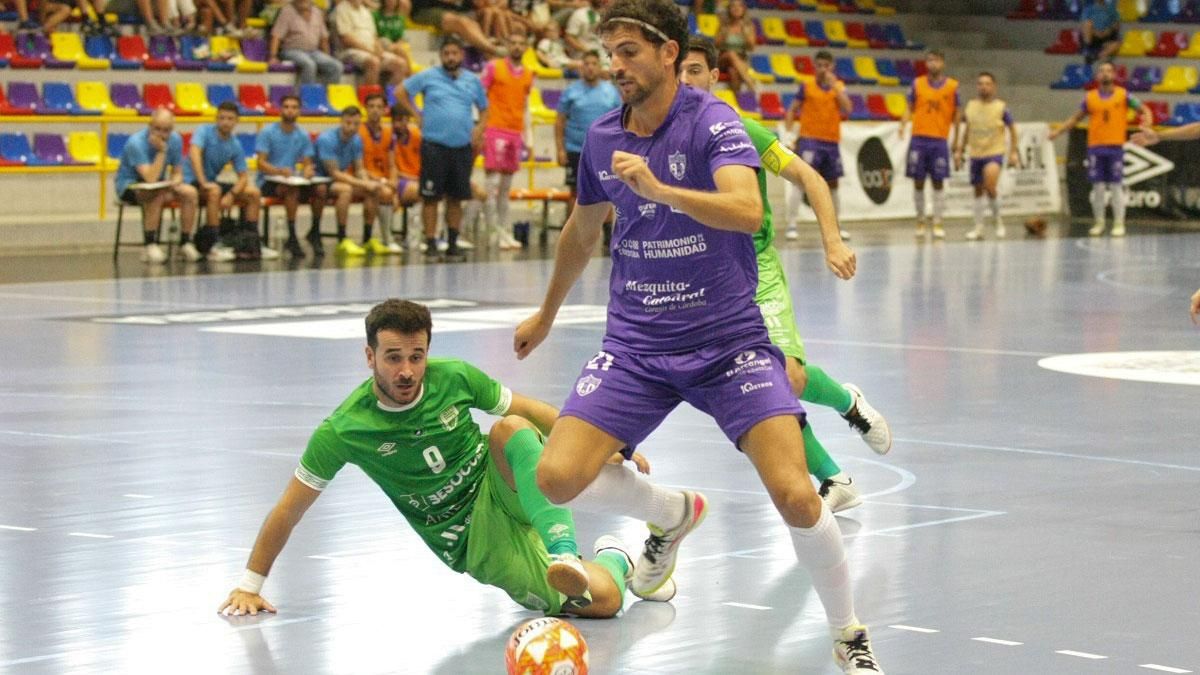 Zequi dribla a un rival del UMA Antequera