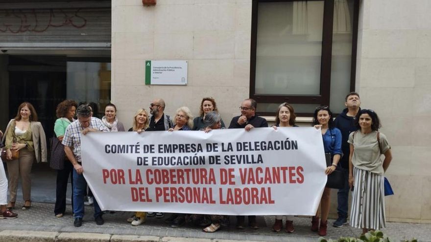 Concentración del comité de empresa de la Delegación de Educación en Sevilla