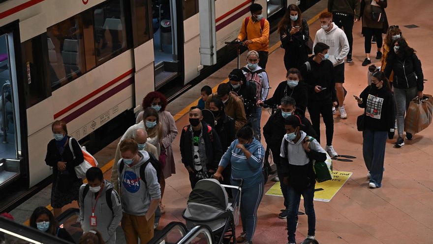 Varios viajeros transitan la estación de Cercanías de Madrid-Atocha este lunes, tercera jornada de huelga de un total de ocho convocadas por el Sindicato Español de Maquinistas y Ayudantes Ferroviarios, Semaf, en el grupo Renfe. EFE/Fernando Villar