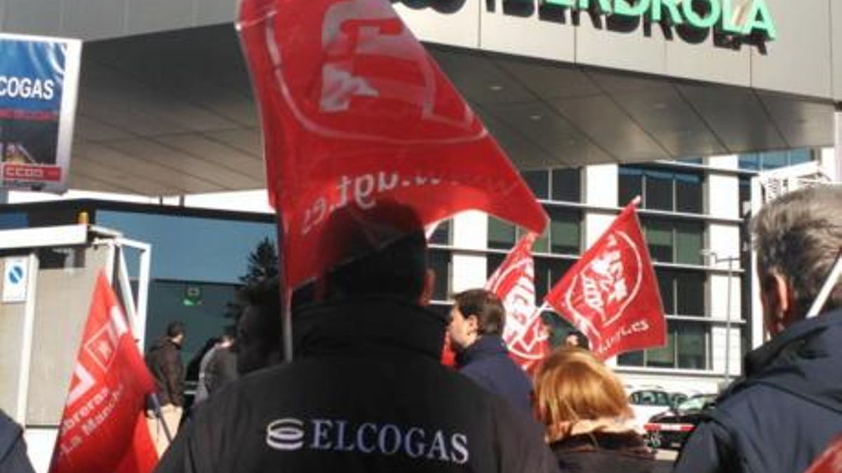 Manifestantes de Elcogas ante la sede de Iberdrola / CCOO