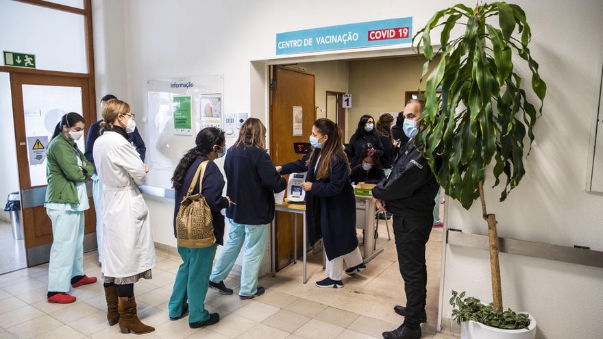 Trabajadores sanitarios hacen cola para vacunarse en el Hospital Santa María de Lisboa, Portugal. EFE/EPA/JOSE SENA GOULAO/Archivo