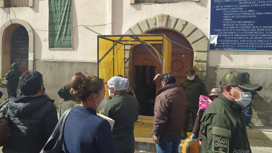Cárcel de San Pedro, en Bolivia, vista desde afuera durante la suspensión de visitas.