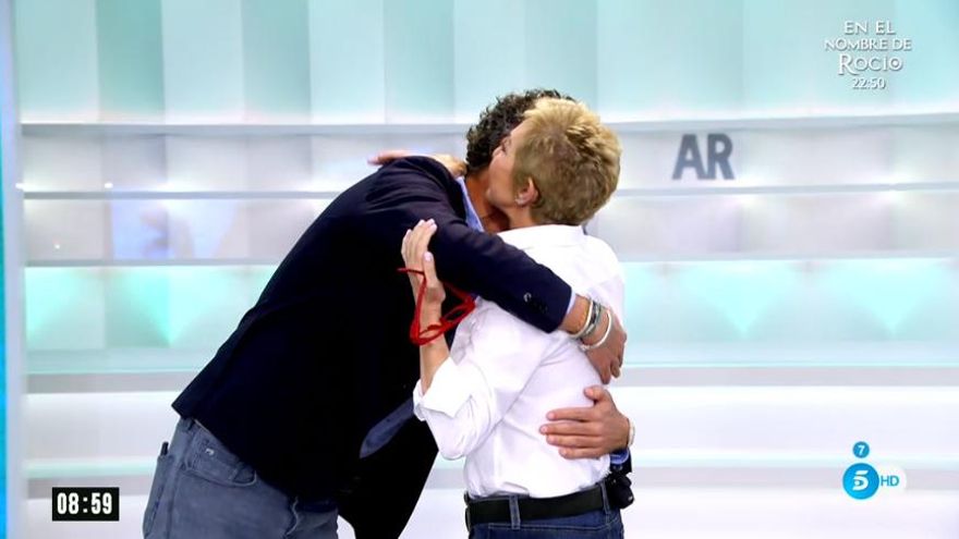 Joaquín Prat da la bienvenida a Ana Rosa Quintana