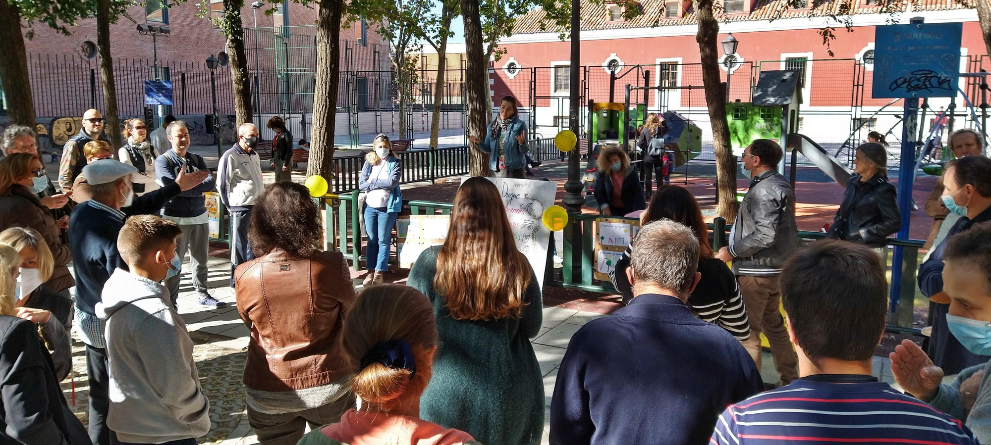 Un momento de la asamblea vecinal en el parque Conde Duque