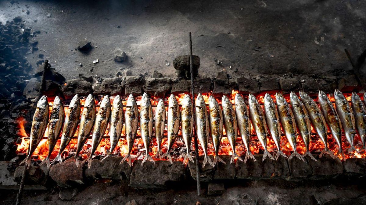 Si disponemos de una barbacoa o parrilla podemos usarla en el exterior para evitar la entrada de olores