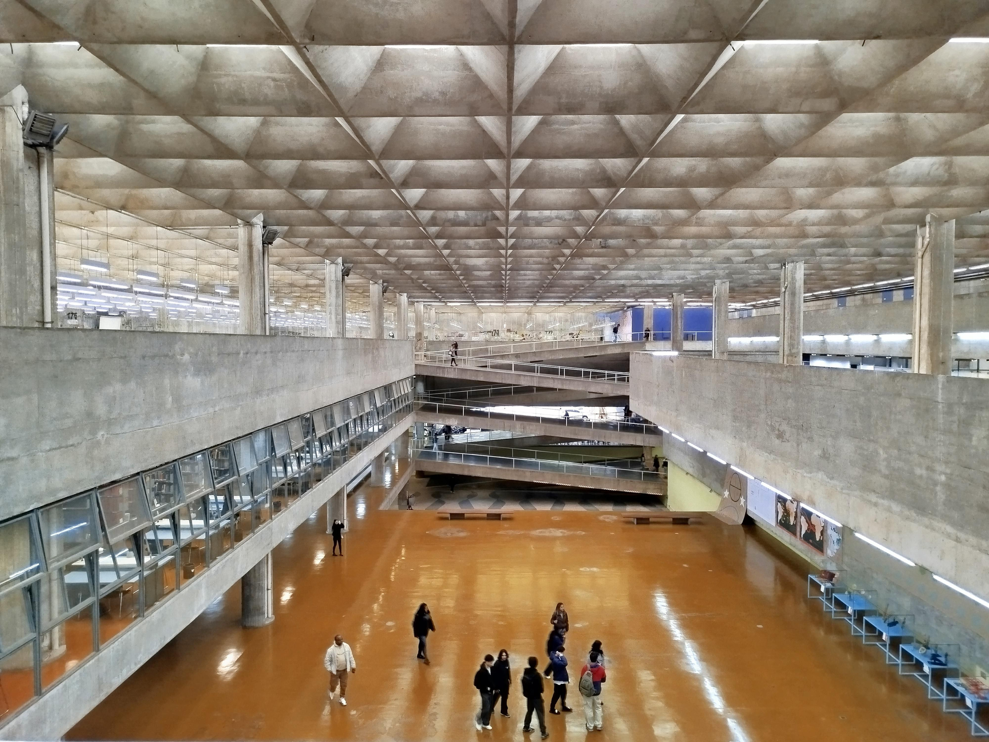 Facultad de Arquitectura y Urbanismo de la Universidad de São Paulo (FAU-USP), 1961 por João Vilanova Artigas y Carlos Cascaldi.