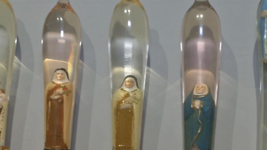 Abogados Cristianos pide a la justicia que censure una exposición en Gran Canaria en la que aparecen imágenes religiosas dentro de preservativos