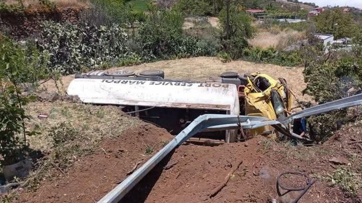 Un camión se precipita por un terraplén de unos tres metros en San Mateo, en Gran Canaria.