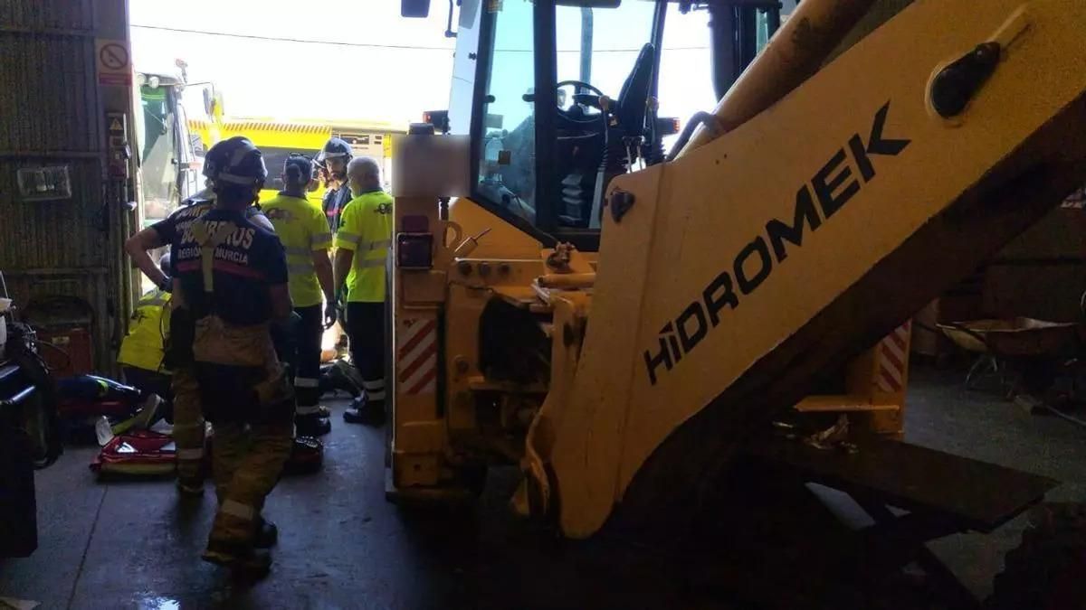 Un trabajador muere aplastado por una retroexcavadora en Lorca