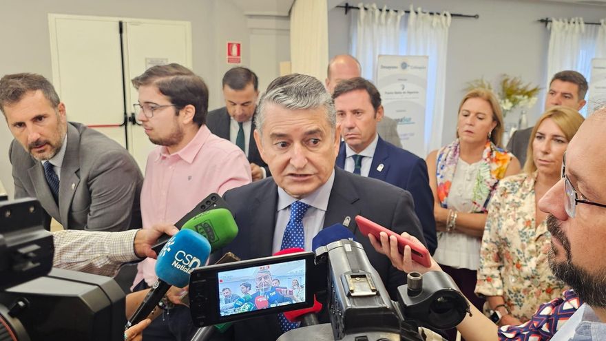 Antonio Sanz atiende a los perioditas en Algeciras.