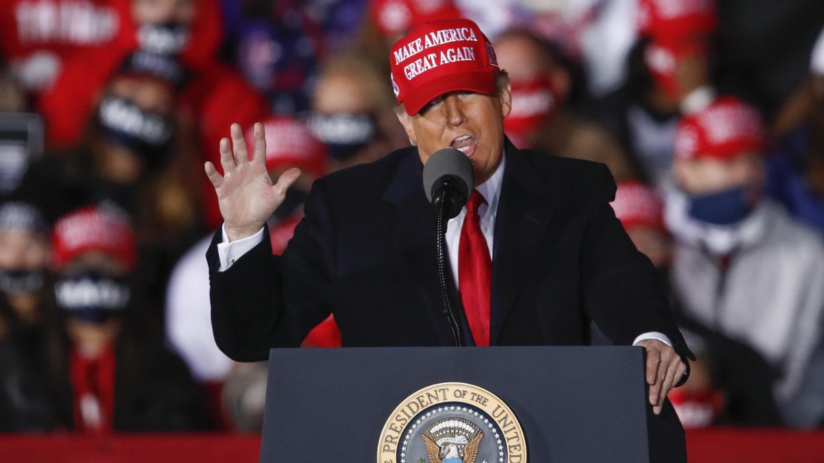 El presidente de Estadps Unidos, Donald Trump, se dirige al público en un mitín electoral en Janesville (EEUU).