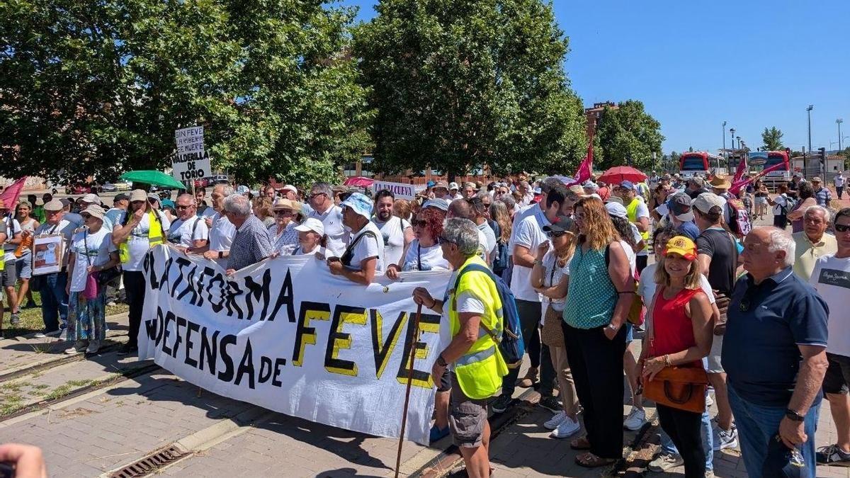 Cien kilómetros andando para exigir que el tren de Feve vuelva al centro de León: "Lo conseguiremos"