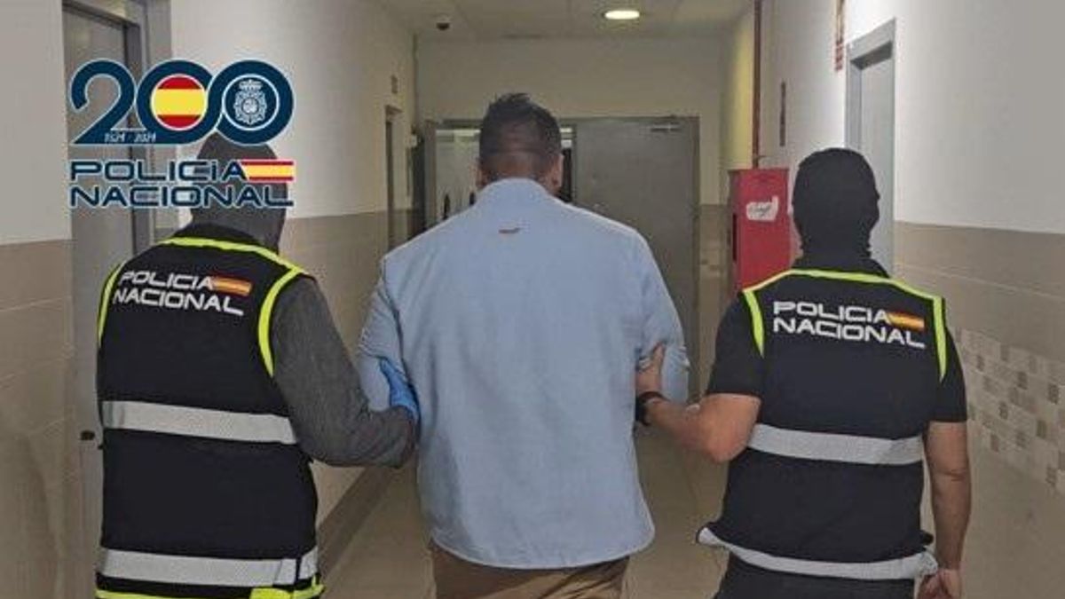 Uno de los detenidos en la operación policial.