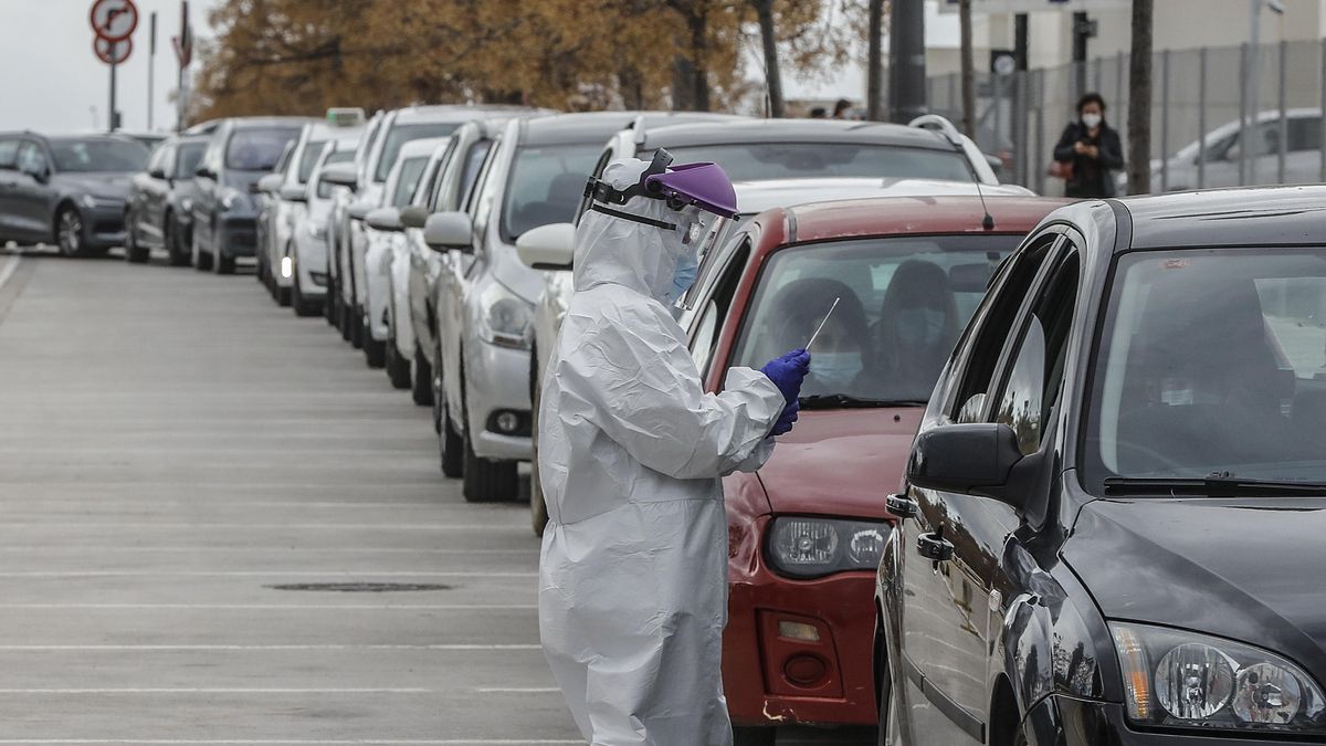 Archivo - Un sanitario realiza una prueba PCR a una persona desde su vehículo para la detección del coronavirus a las puertas del Hospital de Campaña próximo al de La Fe, en Valencia (España), a 25 de enero de 2021. Los contagios de COVID-19 en la Comunid
