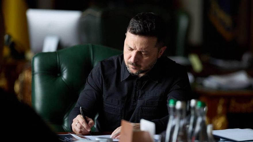 Por qué el cese del popular ministro de Defensa de Ucrania evidencia problemas más profundos en el liderazgo de Zelenski